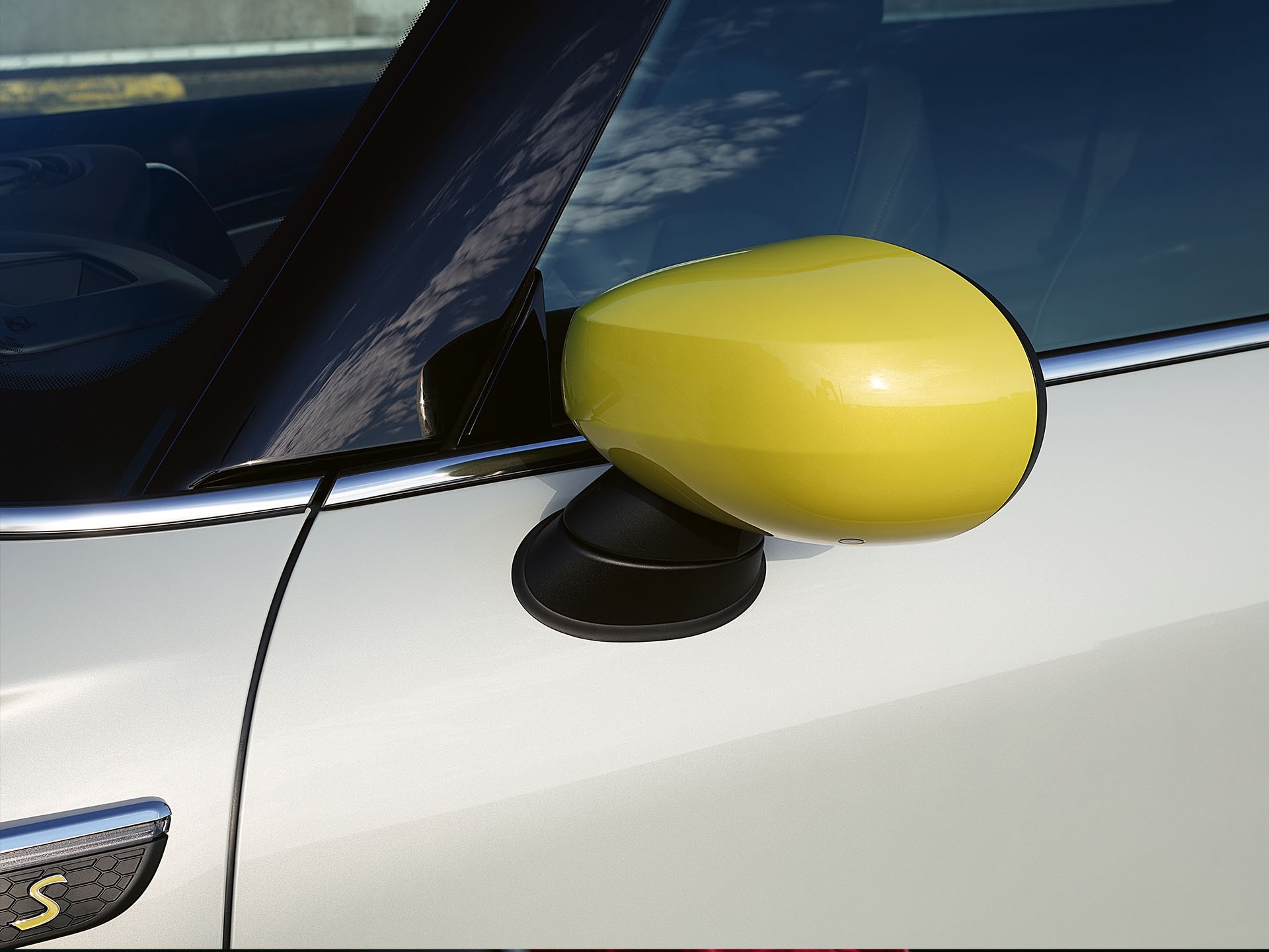 MINI 3-door Cooper SE – energetic yellow – colours